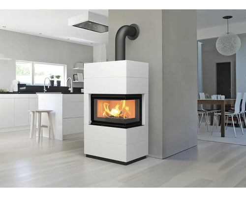 Șemineu în camera de zi cu bucătărie deschisă și zonă de luat masa