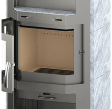 Șemineu cu ușa deschisă spre camera de ardere