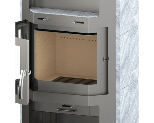 Șemineu cu ușa deschisă spre camera de ardere