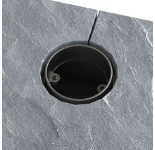 Prim-plan cu scurgere rotundă în plăci de piatră