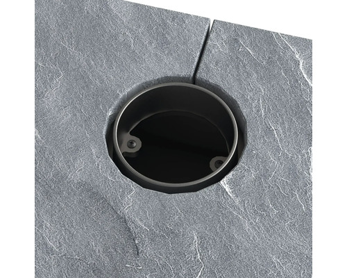 Prim-plan cu scurgere rotundă în plăci de piatră