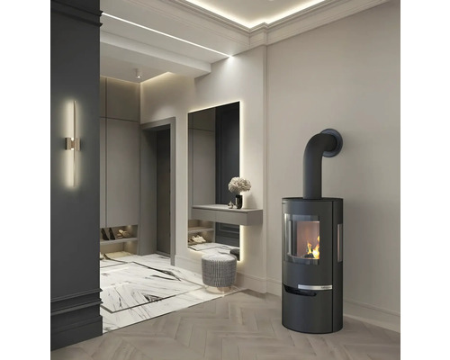 Interior elegant cu sobă, oglindă și taburet într-o cameră luminoasă.