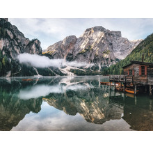 Lac montan cu casă din lemn și vârfuri de munte