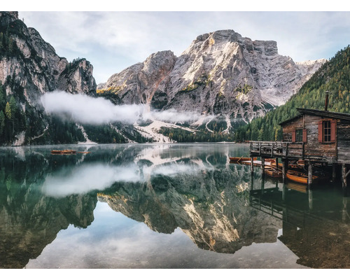Lac montan cu casă din lemn și vârfuri de munte