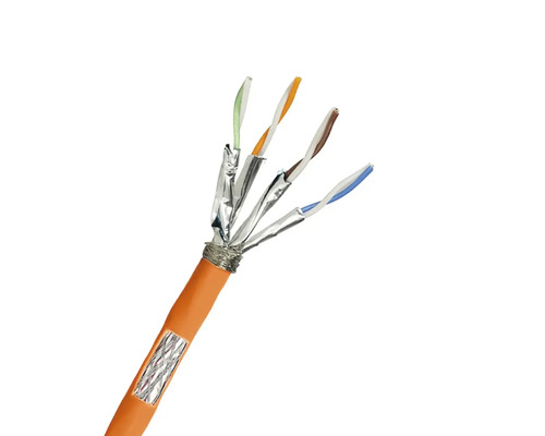 Cablu rețea date STP Cat 7 Draka portocaliu, inel 100m Prim-plan al unui cablu de date portocaliu cu fire codate în culori și ecranare
