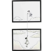 Imagine decorativă de perete cu un desen în creion a doi copii legați printr-o frânghie, înrămată