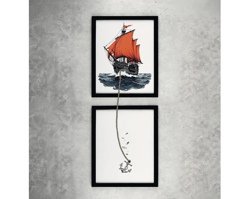 Două imagini înrămate cu o navă cu vele și o ancoră pe un perete