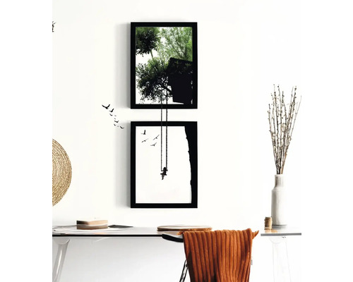 Două imagini înrămate cu teme naturale deasupra unui birou