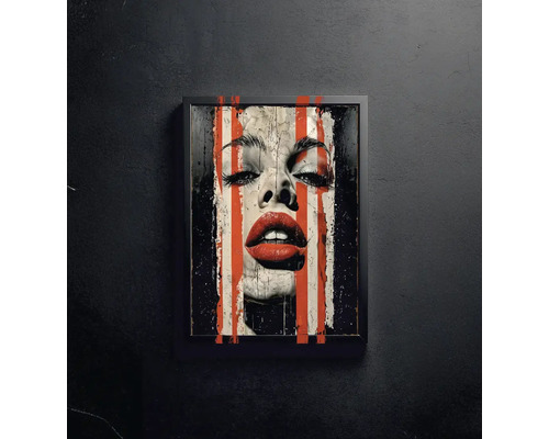 Imagine înrămată cu o femeie cu dungi verticale