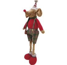 Șoarece decorativ din material textil cu pantaloni în carouri, pulover roșu, eșarfă și căciulă