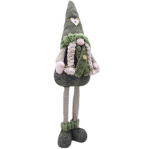 Păpușă decorativă din stofă cu căciulă și picioare în dungi ca decorație de Crăciun