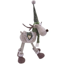 Figurină decorativă ren cu căciulă și fular ca decorațiune de Crăciun