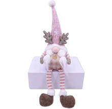 Spiriduș decorativ de Crăciun cu căciulă, coarne și picioare în dungi, așezat pe o suprafață albă