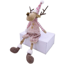 Figurină decorativă ren cu căciulă și fular, așezată pe o cutie albă.