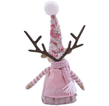Figurină decorativă ren cu căciulă și fular ca ornament de Crăciun