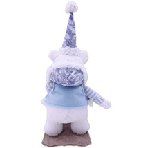 Figurină decorativă de urs cu căciulă și vestă ca decorațiune de sezon