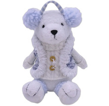 Ursuleț decorativ din material textil cu apărătoare pentru urechi și jachetă tricotată