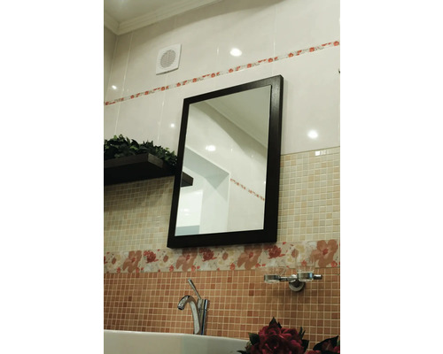 Baie cu oglindă, chiuvetă, baterie și raft