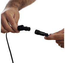 Conector de cablu ținut în mână