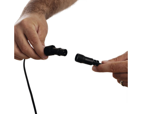 Conector de cablu ținut în mână