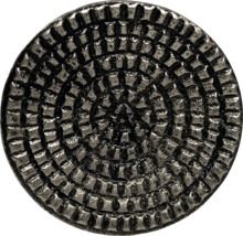 Prim-plan al unui cui decorativ cu cap arcuit