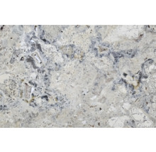 Prim-plan cu o placă de travertin din piatră naturală.