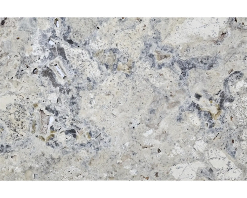 Prim-plan cu o placă de travertin din piatră naturală.