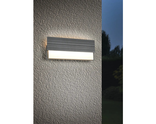 Lumină modernă de perete exterior cu suprafață striată pentru iluminarea spațiilor exterioare