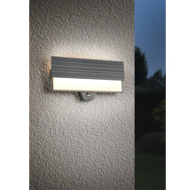Lampa de perete exterioară gri cu senzor de mișcare pe un perete