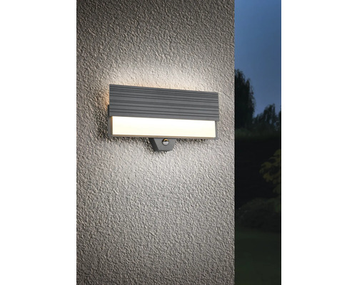 Lampa de perete exterioară gri cu senzor de mișcare pe un perete