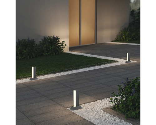 Fotografie exterioară a mai multor lămpi de grădină care iluminează o alee