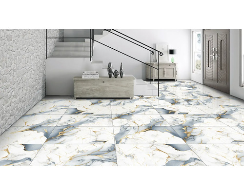 Cameră luminoasă cu scară, ușă de intrare și plăci de podea cu aspect de marmură