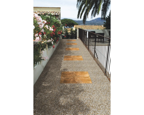 Exterior cu podea de pietriș și plăci dreptunghiulare de piatră pentru o potecă