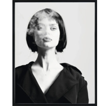 Imagine decorativă cu femeie și fum într-un cadru negru