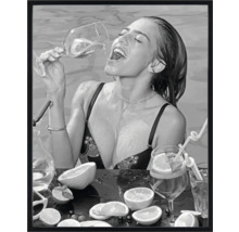 Imagine înrămată a unei femei care se bucură de o băutură într-o piscină