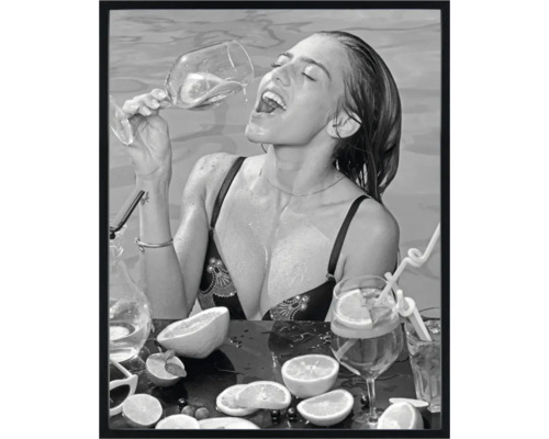 Imagine înrămată a unei femei care se bucură de o băutură într-o piscină