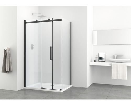 Baie cu cabină de duș cu ușă glisantă, chiuvetă și oglindă