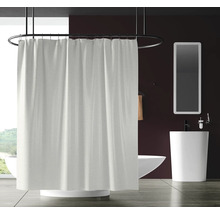 Baie modernă cu cadă, chiuvetă, oglindă și perdea de duș