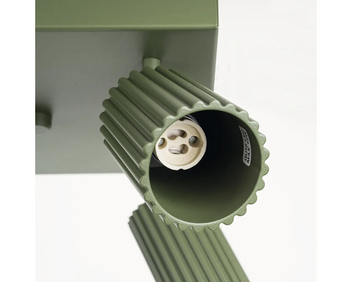 Prim-plan cu o plafonieră verde cu dulie