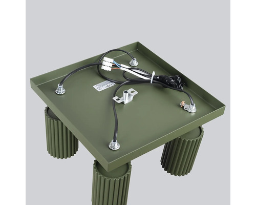 Imagine detaliată a plafonierei verzi cu cablaj și soclu