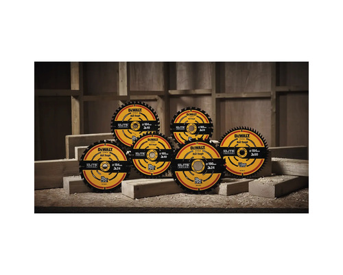 Mai multe lame de ferăstrău DeWalt cu diametre și număr de dinți diferite pe fundal de lemn