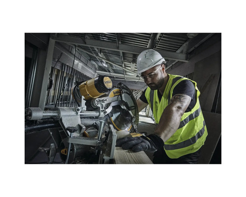 Meșter cu cască de protecție și vestă reflectorizantă care operează un ferăstrău circular DeWalt.