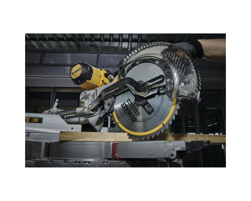 Fierăstrău circular pendular DeWalt tăind o bucată de lemn.