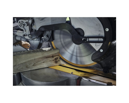 Fierăstrău circular tăind o scândură de lemn.