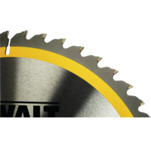 Imagine detaliată cu o lamă de ferăstrău DeWalt