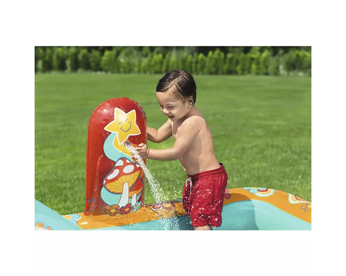 Copil care se joacă cu o jucărie gonflabilă cu apă în grădină