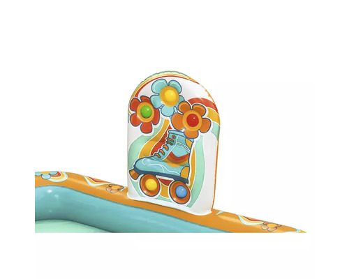 Detaliu al unei piscine gonflabile cu motiv de patine cu rotile și flori