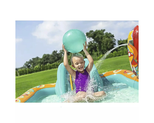 Copil se joacă cu o minge într-o piscină gonflabilă pentru copii, cu aspersor de apă în grădină