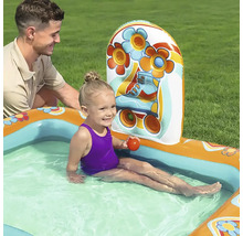 Piscină gonflabilă pentru copii cu design de patine cu rotile și copil în apă