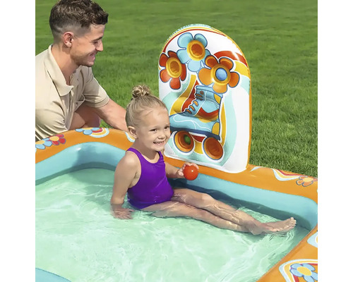 Piscină gonflabilă pentru copii cu design de patine cu rotile și copil în apă